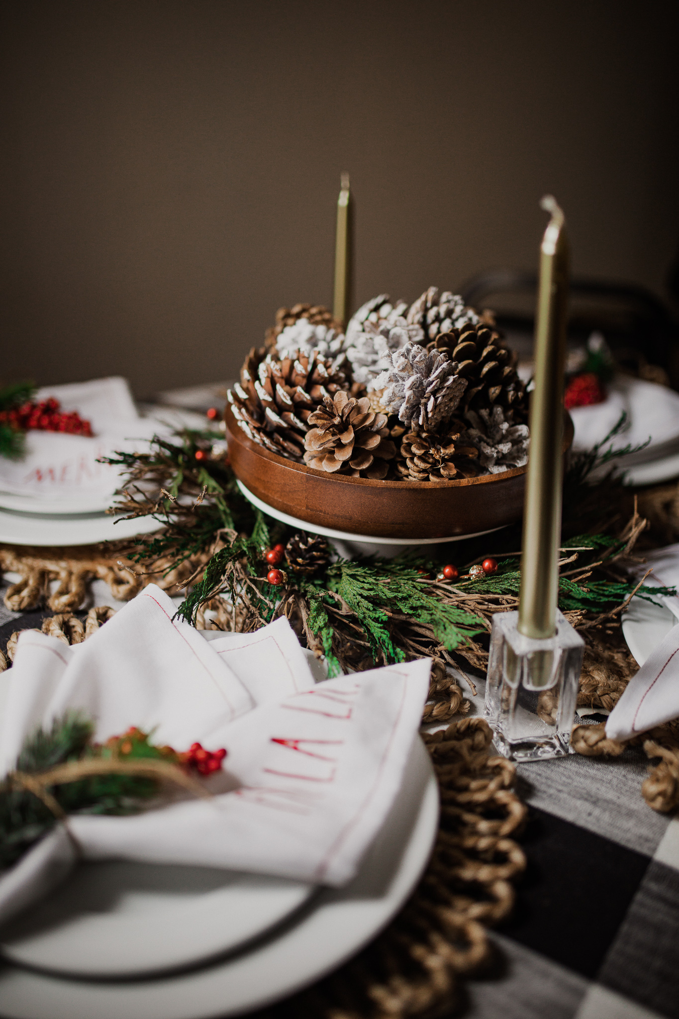 My Christmas Tablescape for a Round Table - #EniGivenSunday