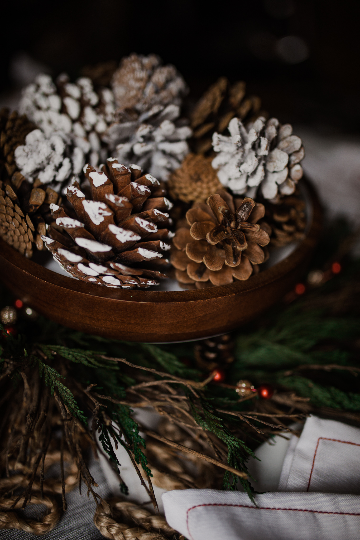 My Christmas Tablescape for a Round Table - #EniGivenSunday